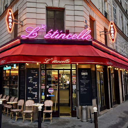 La devanture de L'Étincelle, enseignes néon et terrasse à l'angle de la rue Amelot