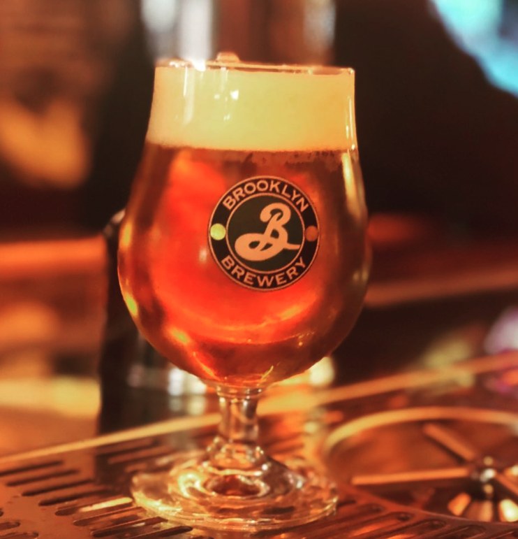 Une bière pression servie au comptoir